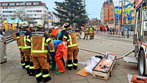 Großeinsatz am vergangenen Freitag im Stuttgarter Süden am Marienplatz – die Feuerwehr musste in Schutzanzügen ausrücken. Foto: Feuerwehr Stuttgart
