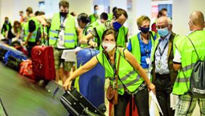 Die Koffer kommen nicht aus dem Flugzeug – sie werden abgeholt von Menschen, die die Abläufe am künftigen Hauptstadtflughafen BER testen. Foto: dpa/Soeren Stache