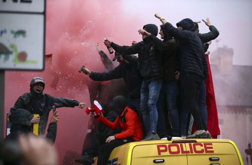 Vor dem Spiel waren Fans auch auf Polizei-Wagen geklettert und hatten Bengalos gezündet. Foto: AP