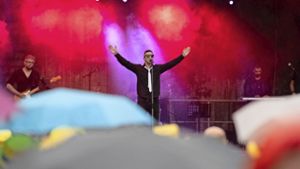 Sänger Daniel Renner singt mit seiner Band Feel Songs von Robbie Williams. Foto: Eibner-Pressefoto/Wolfgang Frank