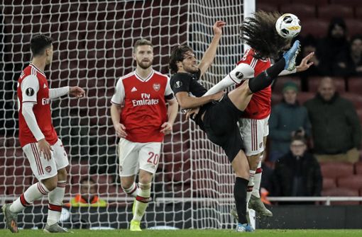 Kampf um den Ball: Matteo Guendouzi (Arsenal London) hält seinen Kopf gegen Frankfurts Goncalo Paciencia hin. Foto: AP/Matt Dunham