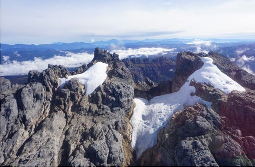 Einer der wenigen tropischen Gletscherauf dem Puncak Jaya in der indonesischen Provinz Papua ist wegen der zunehmenden Erderwärmung in Gefahr. Foto: Meteorology, Climatology and Geophysics Agency/dpa