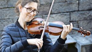 Die Geigerin Sabine Brodbeck hat in ihrer Karriere vielfältige musikalische Erfahrungen gesammelt. Foto: Rainer Kellmayer