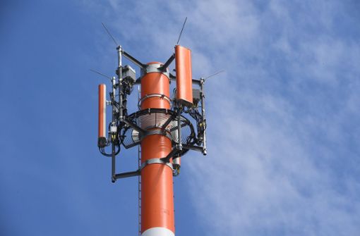 Ein Sendemast mit verschiedenen Antennen für den Mobilfunk (Archivbild) Foto: dpa/Stefan Sauer