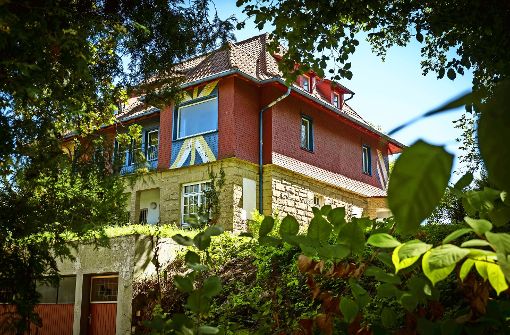 Farbig und einmalig  – die Hajek-Villa an der Hasenbergsteige. Doch wie es weitergeht, ist  ungewiss. Foto: Lichtgut/Achim Zweygarth