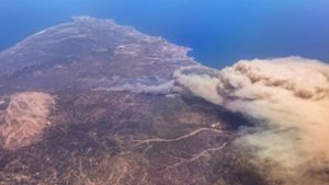Das Luftbild zeigt, dass die riesige Rauchwolke inzwischen große Teile von Rhodos bedeckt. Foto: dpa/Christophe Gateau