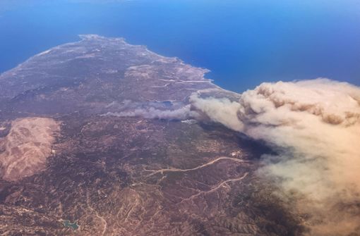 Das Luftbild zeigt, dass die riesige Rauchwolke inzwischen große Teile von Rhodos bedeckt. Foto: dpa/Christophe Gateau
