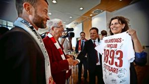 Als VfB-Fans vereint: Jochen Röttgermann (VfB), Erich Hägele, Claus Paal und Landtagsvizepräsidentin Brigitte Lösch (von links) Foto: Gottfried Stoppel