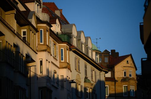 Stuttgart: Häuser werden von der Morgensonne beschienen. Foto: dpa/Sebastian Gollnow