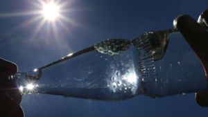 Von Mineralwasser und dem erfrischenden Zischen beim Öffnen einer Sprudelflasche können die Deutschen gerade bei Hitze nicht genug bekommen. Foto: Karl-Josef Hildenbrand