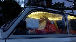Der betrunkene Autofahrer im Weihnachtsmannkostüm prallte mit seinem Auto gegen eine Hauswand. (Symbolbild) Foto: imago images/Steinach/Sascha Steinach via www.imago-images.de