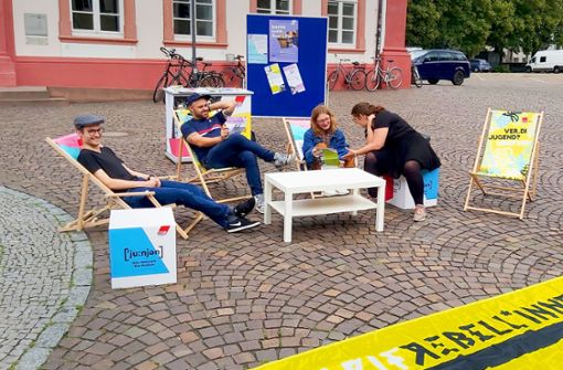 In Heidelberg haben die Studierenden in einem sogenannten mobilen Wohnzimmer in der Innenstadt das Gespräch mit den Passanten gesucht Foto: DGB Baden-Württemberg/Alexander Ropohl