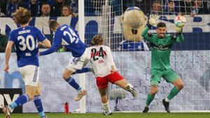 Borna Sosa kommt zu spät: Dominick Drexler (24) köpft das 1:0 für den FC Schalke 04. Torwart Fabian Bredlow ist chancenlos. Foto: Baumann/Julia Rahn