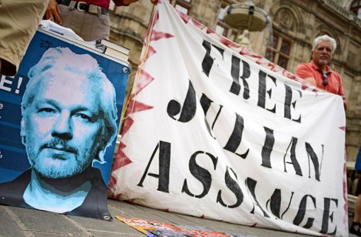 Für Julian Assange sieht es düster aus, auch wenn er noch Anhänger hat. Foto: AFP/JOE KLAMAR