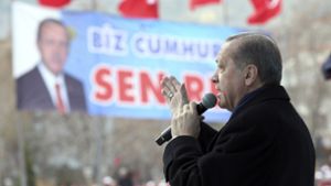 Erdogan kann es nicht lassen. In Europa wüte „Faschismus“, sagt er vor Anhängern in der türkischen Provinz Afyonkarahisar. Foto: Pool Presidential Press Service/