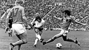 Die Mutter aller Fußball-Duelle von Deutschland und den Niederlanden: Gerd Müller trifft zum 2:1 und macht damit seine Landsleute überglücklich. Foto: dpa