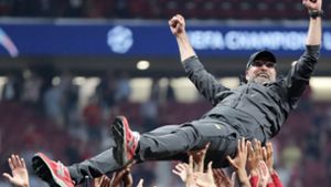 Hoch soll er leben: Die Profis des FC Liverpool werfen Trainer  Jürgen Klopp nach dem Sieg in der Champions League in die Luft. Foto: dpa/Jan Woitas