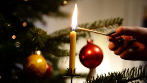 Als die Frau die Kerzen löschen wollte, geriet der Weihnachtsbaum in Brand. Foto: dpa/Bernd Weissbrod