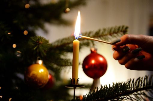 Als die Frau die Kerzen löschen wollte, geriet der Weihnachtsbaum in Brand. Foto: dpa/Bernd Weissbrod