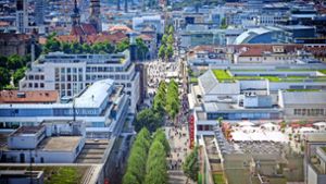 Blick vom Bahnhof auf die Königstraße. Die Mieten an der Einkaufsmeile zählen zu den teuersten in ganz Deutschland. Foto: Lichtgut/Achim Zweygarth