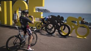 Fans vor dem Start in Nizza: An diesem  Samstag soll die 3484,2 Kilometer lange Tour de France beginnen. Ob der Tross tatsächlich Paris erreicht? Foto: AP/Daniel Cole