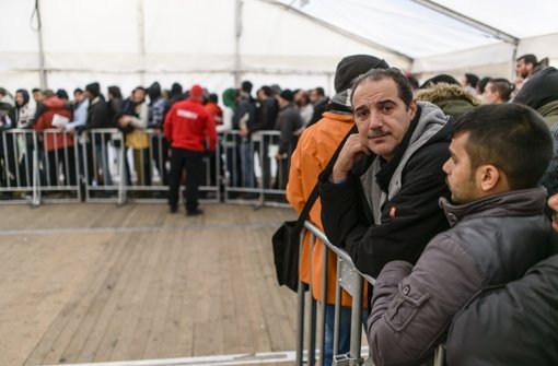 Flüchtlinge warten am Landesamt für Gesundheit und Soziales (Lageso) in Berlin. Der Begriff „Flüchtlinge“ ist das Wort des Jahres 2015. Foto: dpa