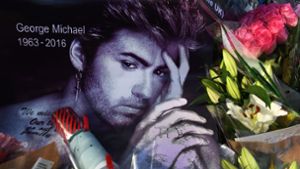 Mit unzähligen Grußkarten, Kerzen und Blumen erinnern seine Fans an George Michael. Auch seine Musik ist wieder gefragt. Foto: EPA
