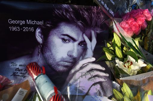 Mit unzähligen Grußkarten, Kerzen und Blumen erinnern seine Fans an George Michael. Auch seine Musik ist wieder gefragt. Foto: EPA