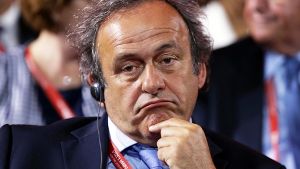 Für UEFA-Chef Michel Platini wird es eng Foto: DPA