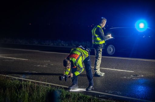 Die Polizei untersucht die Unfallstelle. Foto: 7aktuell.de/Simon Adomat