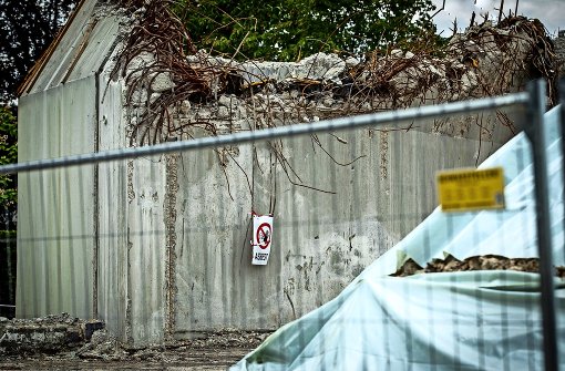 Trauriger Rest einer Kirche – und ein Warnschild, das den Abrissstopp auf der Baustelle von St. Peter begründet Foto: Lichtgut/Leif Piechowski