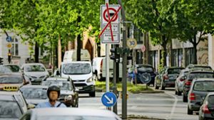 Noch im Mai sollen in Hamburg die bundesweit ersten Fahrverbote für ältere Diesel-Fahrzeuge in Kraft treten. An den betroffenen beiden Straßenabschnitten  – hier an der Max-Brauer-Allee – werden bereits die entsprechenden Schilder montiert. Foto: dpa