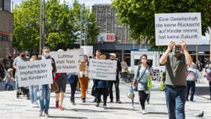 Vor allem Eltern protestierten am Samstagnachmittag im Zentrum Böblingens gegen die Anti-Corona-Maßnahmen in Kitas und Schulen Foto: Stefanie Schlecht
