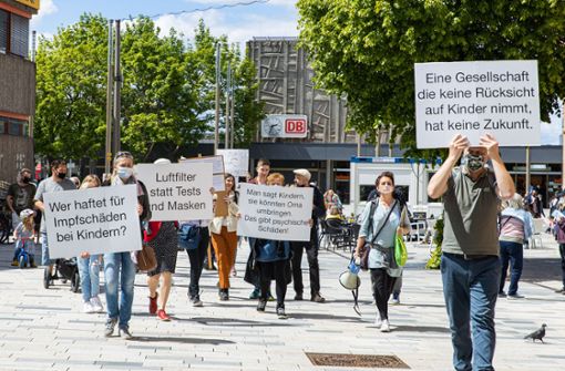 Vor allem Eltern protestierten am Samstagnachmittag im Zentrum Böblingens gegen die Anti-Corona-Maßnahmen in Kitas und Schulen Foto: Stefanie Schlecht