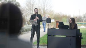 Eines von vielen Beispielen von Solidarität in Stuttgart: junge Musiker spielen am Robert-Bosch-Krankenhaus für Patienten. Foto: Lichtgut/Leif Piechowski