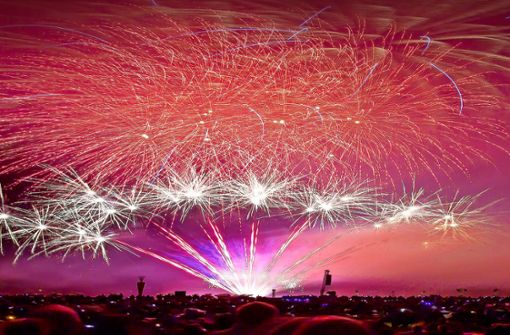 Das Feuerwerksfestival „Flammende Sterne“ zieht ein Publikum aus der ganzen Region in den Scharnhauser Park. Foto: Roberto Bulgrin