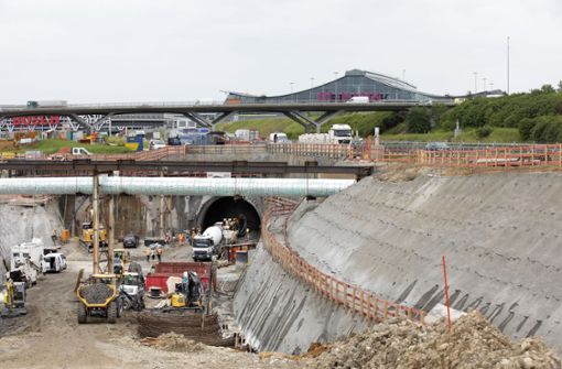 Die Röhren des Flughafentunnels führen unter der Autobahn und den Messehallen hindurch. Foto: Horst Rudel