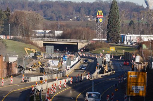 An der B 27-Brücke in Kornwestheim wird seit über einem Jahr gearbeitet. Foto: Andreas Rosar/Andreas Rosar Fotoagentur