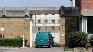Ein Gefangenentransporter bei der Einfahrt ins Heilbronner Gefängnis Foto: dpa