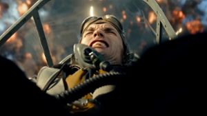 Augen zu und durch: Ed Skrein spielt in „Midway“ den Kampfpiloten Dick Best, der als einziger jemals zwei Flugzeugträger an einem Tag versenkt hat. Foto: Verleih