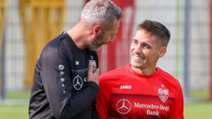 Trainer Tim Walter (links) kann sich über die Rückkehr von Philipp Klement ins Mannschaftstraining freuen. Foto: Pressefoto Baumann/Alexander Keppler