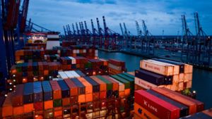 Handelskonflikte und der Brexit treffen besonders die  stark vom Export abhängige Industrie.  Dort rechnen laut IHK Region Stuttgart 40 Prozent der Unternehmen   mit einer schlechteren  Entwicklung. Im Bild Container auf einem Frachtschiff im  Hafen von Hamburg. Foto: dpa/Axel Heimken