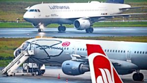 Wird aus drei eins? Lufthansa würde gerne große Teile von Air Berlin und deren Tochter Niki übernehmen, die EU-Kommission  hat aber noch Bedenken. Foto: dpa
