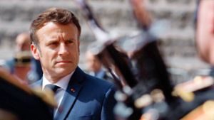 Frankreichs Präsident Emmanuel Macron muss künftig ohne absolute Mehrheit im Parlament regieren. Foto: AFP/Gonzalo Fuentes
