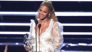 Ein (Alb-)Traum in Baiser-Optik: die Absahnerin Beyoncé zeigte sich bei den MTV Video Music Awards im luftigen Tüll-Spitzen-Look Foto: AP