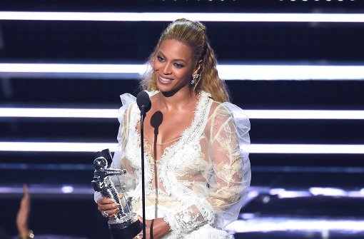 Ein (Alb-)Traum in Baiser-Optik: die Absahnerin Beyoncé zeigte sich bei den MTV Video Music Awards im luftigen Tüll-Spitzen-Look Foto: AP