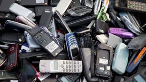 Auch Smartphones sind Elektrogeräte, die nicht im Hausmüll landen dürfen, sondern bei speziellen Sammelstellen entsorgt werden müssen (Symbolbild). Foto: dpa