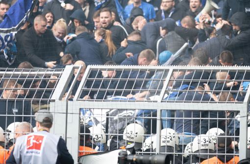 Die Dortmunder Polizei geht mit Pfefferspray gegen randalierende Hertha-Fans vor. Foto: dpa