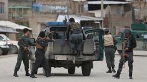 In Kabul haben mehrere Angreifer mindestens 150 Menschen als Geiseln genommen. Foto: AP/Rahmat Gul