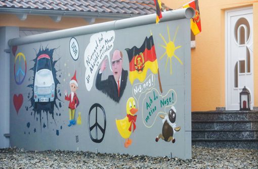 Die Miniaturvariante der Berliner Mauer ist ein Geschenk zum Ausreise-Jubiläum. Foto: dpa/Thomas Warnack